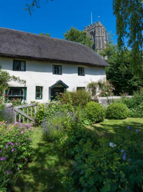 Skirr Cottage, Your Coastal Escape in the Heart of a Charming Devon Village